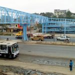 Moderno paso peatonal vía Perimetral