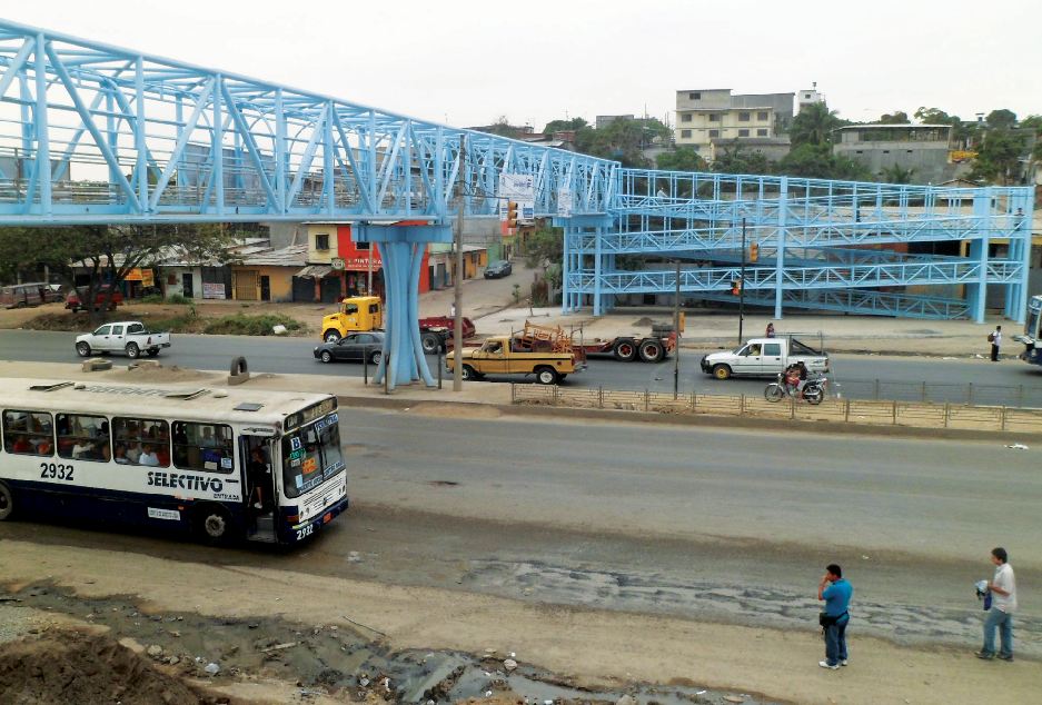 Moderno paso peatonal vía Perimetral