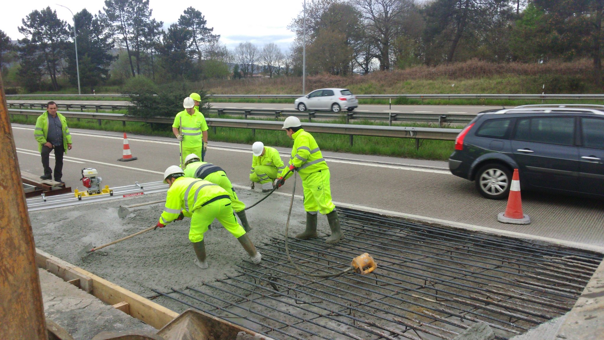Avanza construcción de la vía Gualaceo - Limón