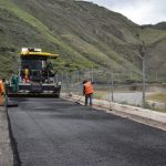 Avance de asfaltado de vía.