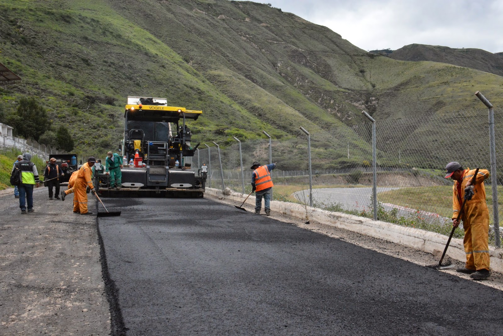 Avance de asfaltado de vía.